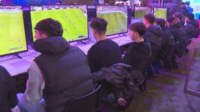 Leyendas del fútbol y streamers se enfrentan en un partido en 'Gamergy'