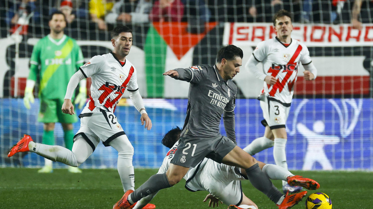 Brahim controla un balón ante Unai López