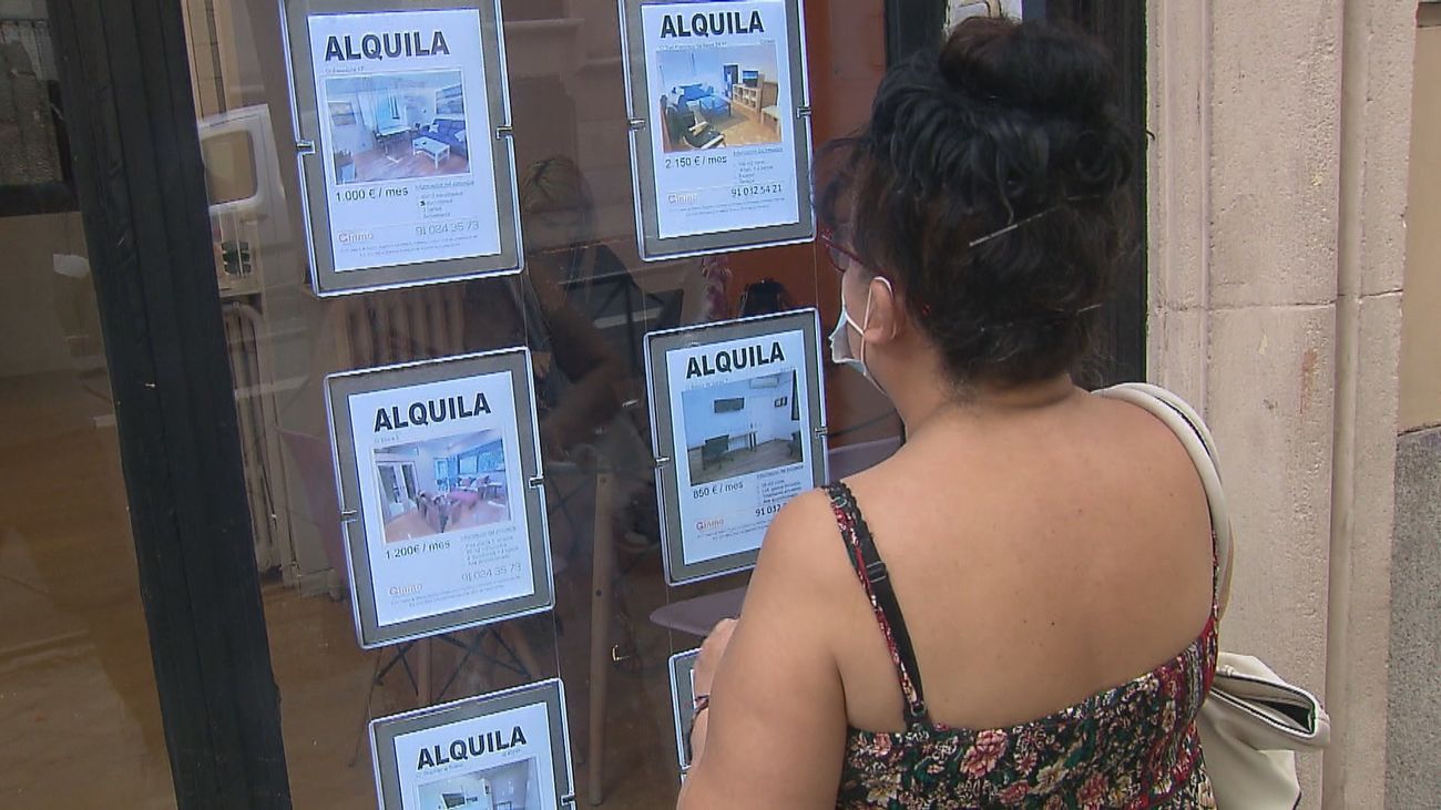 Una mujer lee anuncios de pisos en alquiler