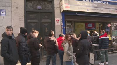 Furor en el centro de Madrid por los últimos décimos de lotería de Navidad: "A ver si nos cambia la vida"