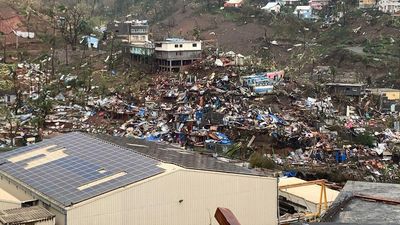 El gobierno francés estima en "cientos" los muertos por el paso del ciclón Chido por las islas Mayotte