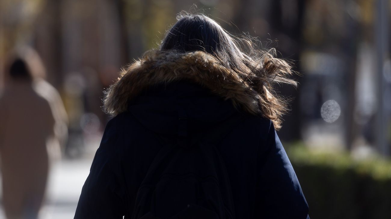 Una mujer abrigada pasea por Madrid