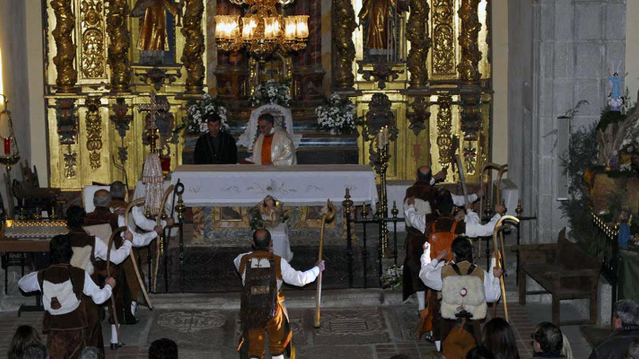 Pastores danzan en la iglesia de Braojos 'La Pastorela' durante la Nochebuena