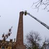 Los bomberos retiran un nido de cigüeña en Pinto por riesgo de caída