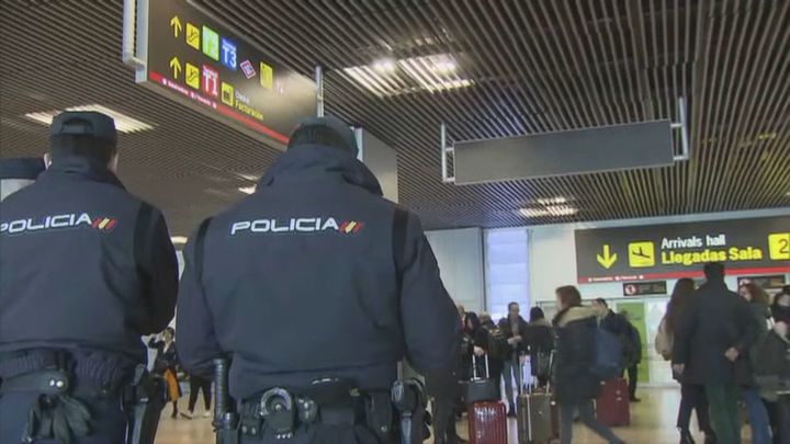 Policía Nacional en el aeropuerto de Barajas