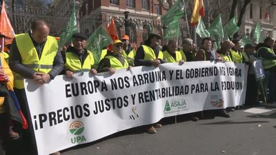 Agricultores y ganaderos protestan frente al Ministerio de Agricultura bajo el lema ‘Stop Mercosur’