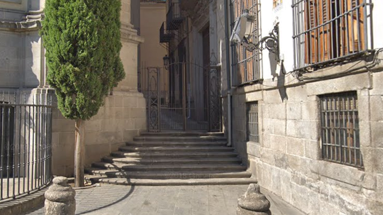 Reja del Pasadizo del Panecillo desde la calle de San Justo