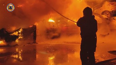 La UME interviene en la extinción de un incendio en una campa de coches siniestrados de la DANA en Catarroja