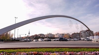 El Puente de Ventas rinde homenaje al ingeniero Javier Manterola con vinilos con sus obras más relevantes