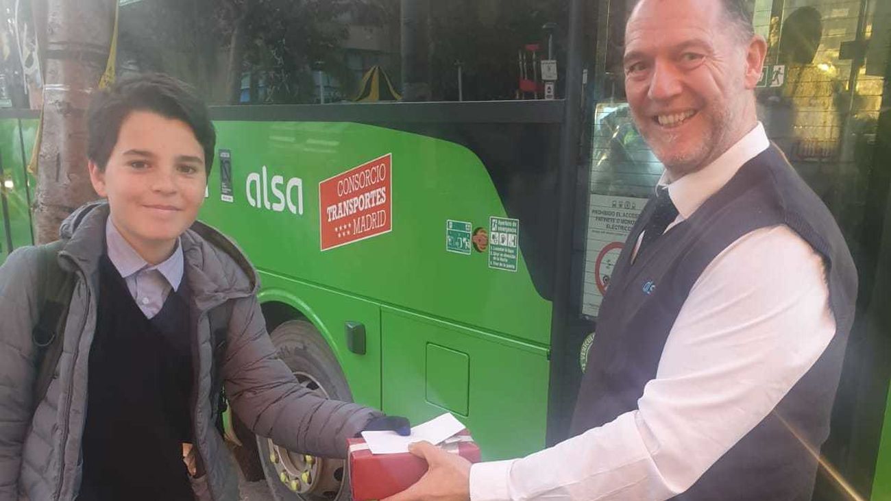 Un niño de Valencia agradece a los autobuseros de Madrid su labor