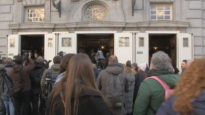 Amigos y compañeros despiden a Marisa Paredes en la capilla ardiente en el Teatro Español de Madrid