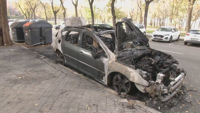 De nuevo, coches y contenedores quemados en Puente de Vallecas: los vecinos dicen "basta"