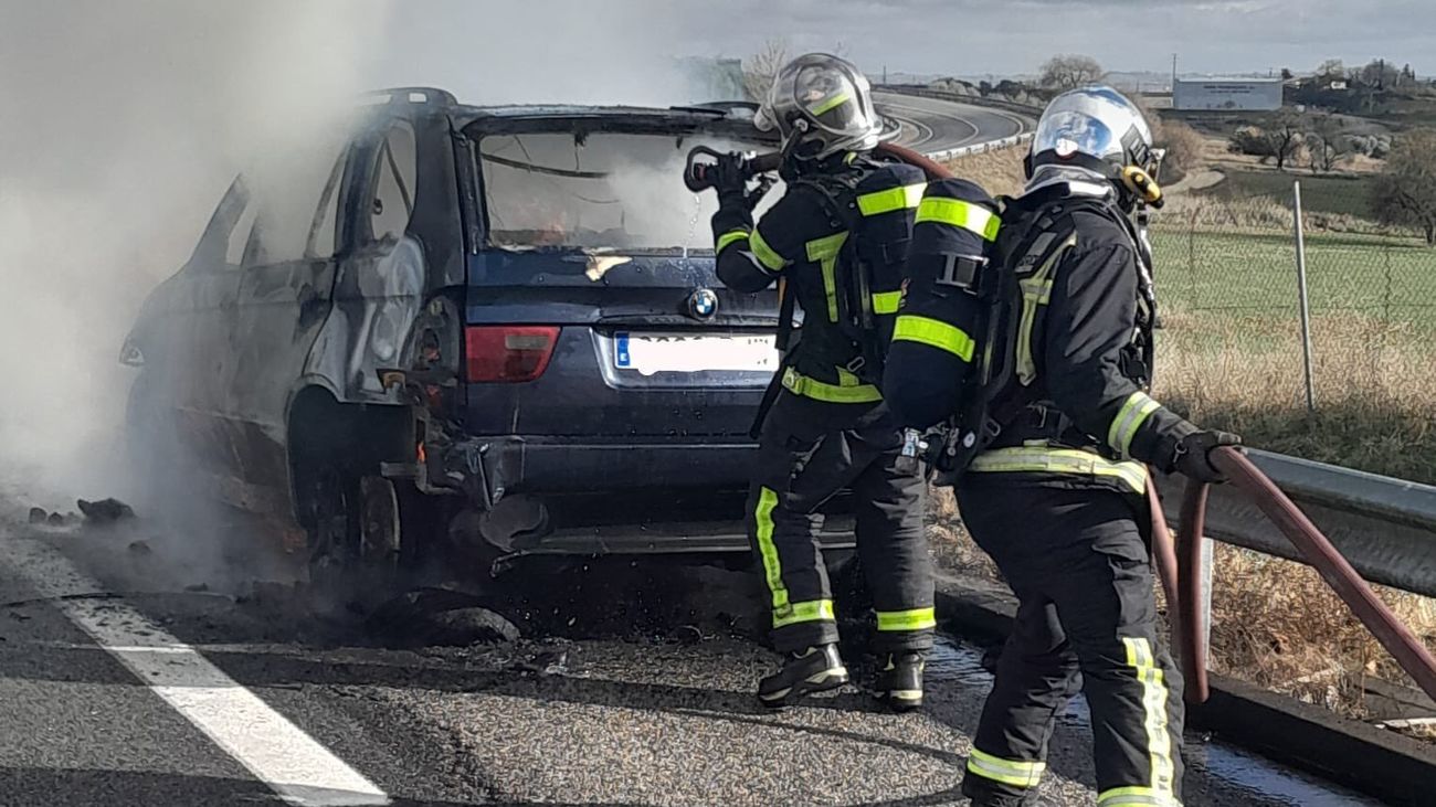 Bomberos de la Comunidad sofocar el incendio de un vehículo en la A-5, en Navalcarnero