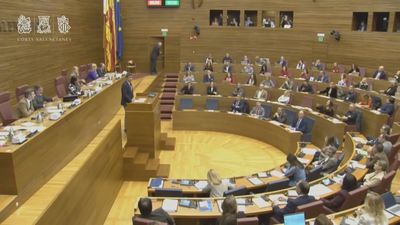 La sesión de control  de las Cortes Valencianas tiene que interrumpirse por los gritos de dimisión contra Mazón