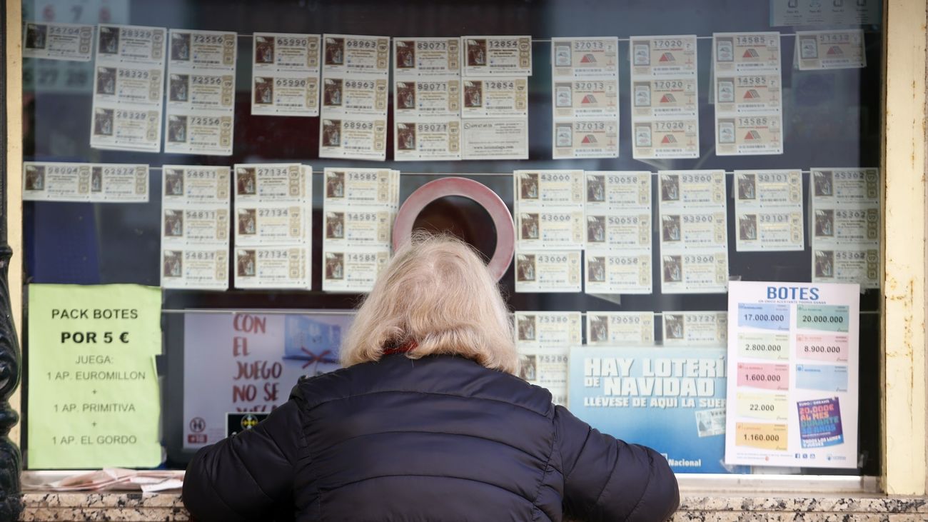 Una mujer compra Lotería de Navidad