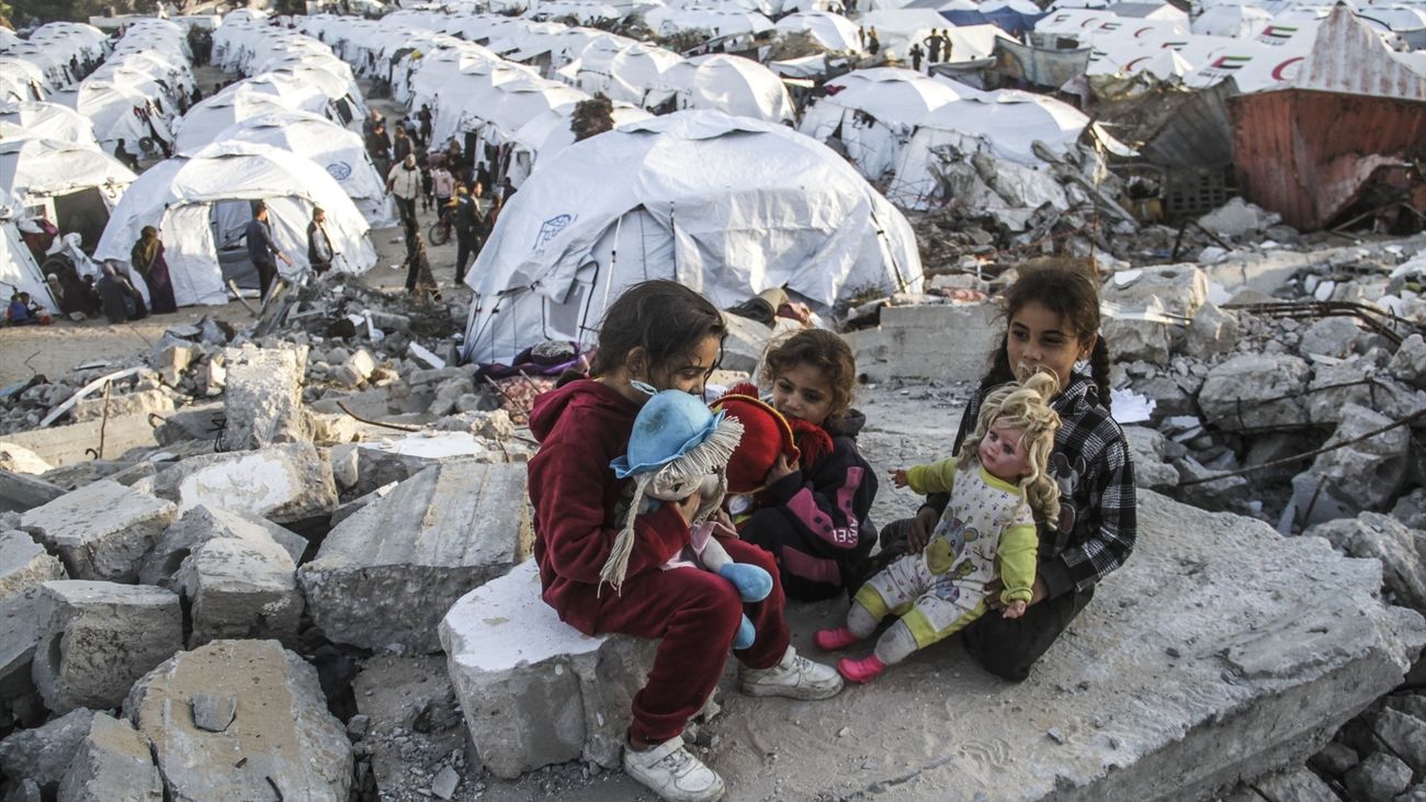 Niños en un campo de desplazados en Gaza, en diciembre de 2024