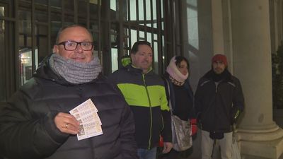 Los primeros de la fila del sorteo de Navidad: "Llevamos aquí desde el 1 de diciembre"