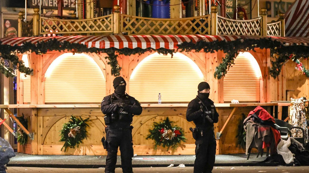 Agentes de policía patrullan la escena después de que un coche embistiera a una multitud en el mercadillo navideño de Magdeburgo, Alemania.