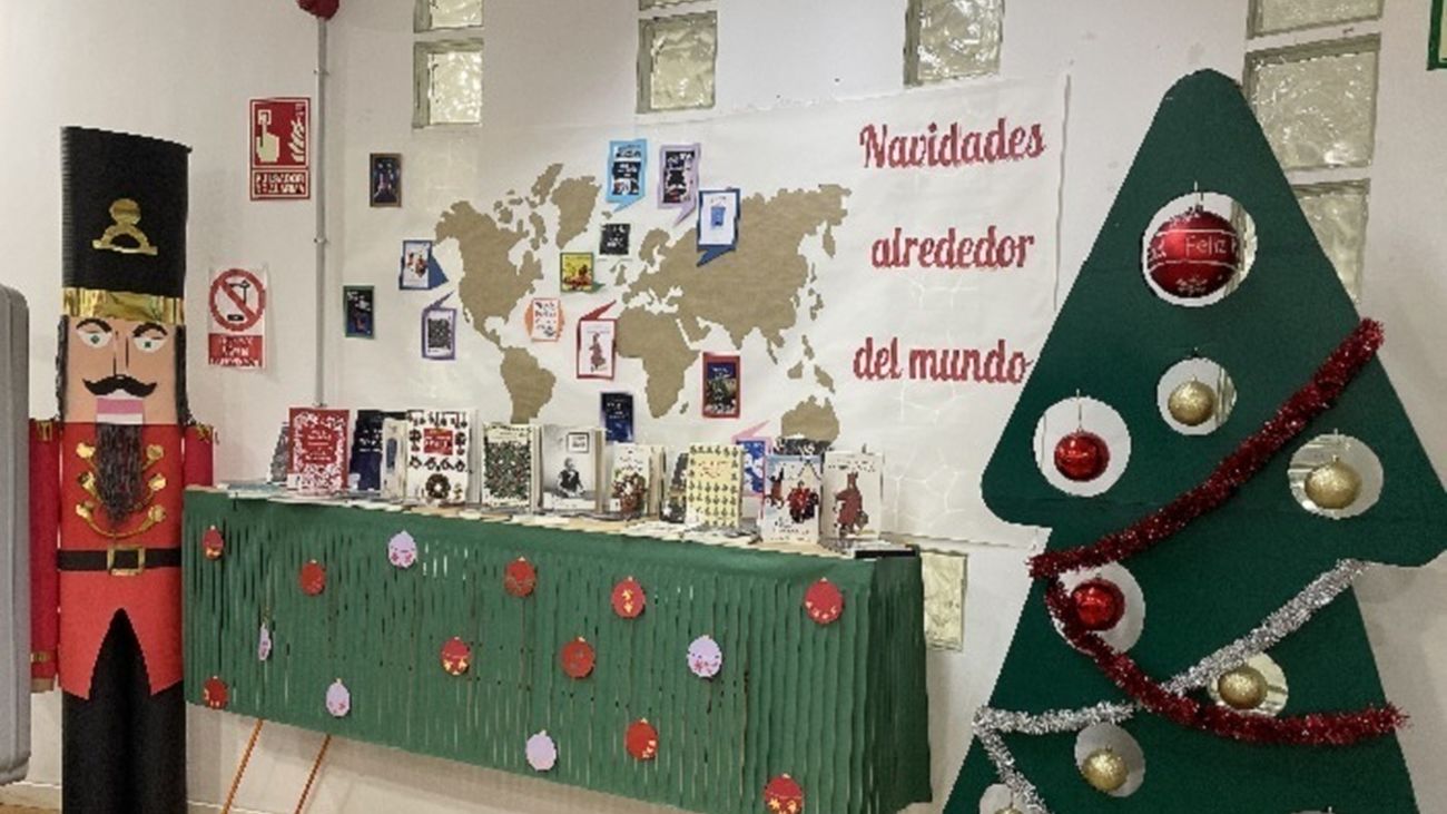 Imagen de una biblioteca pública municipal decorada para la Navidad