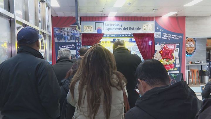 Largas colas en Madrid para comprar los últimos números de la lotería de Navidad