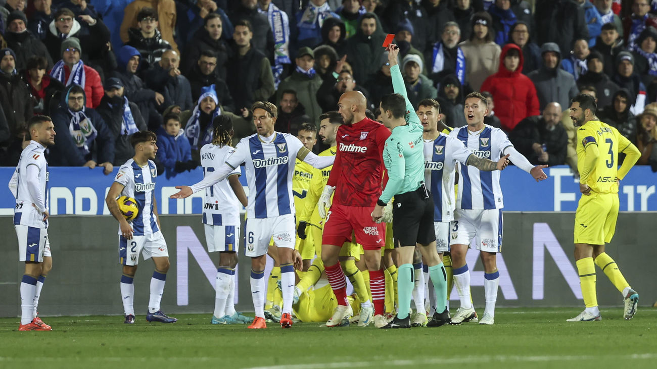 El colegiado muestra cartulina roja al jugador del Leganés Óscar Rodríguez