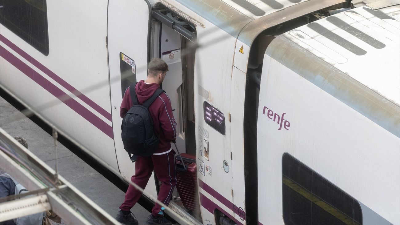 Un viajero coge un tren en la Estación Puerta de Atocha-Almudena Grandes