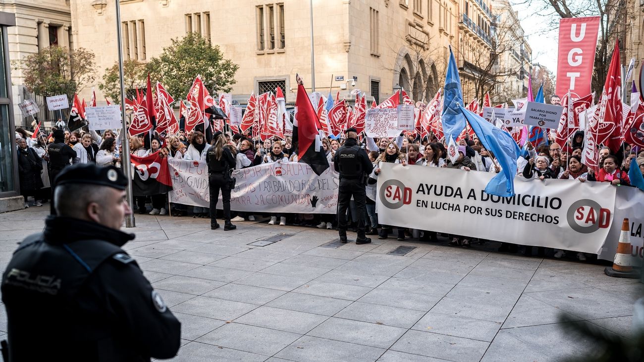 Concentración frente al Ayuntamiento de Madrid de trabajadoras del servicio de atención a domicilio