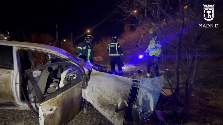 Dos heridos graves tras caer su vehículo por un terraplén en la Cañada Real