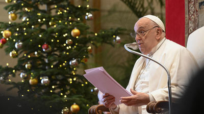 El papa Francisco abre la Puerta Santa de San Pedro y da inicio al Jubileo