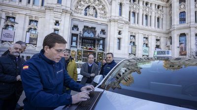 Recorrido contrarreloj de Almeida para felicitar la Navidad a taxistas y trabajadores de emergencias y seguridad