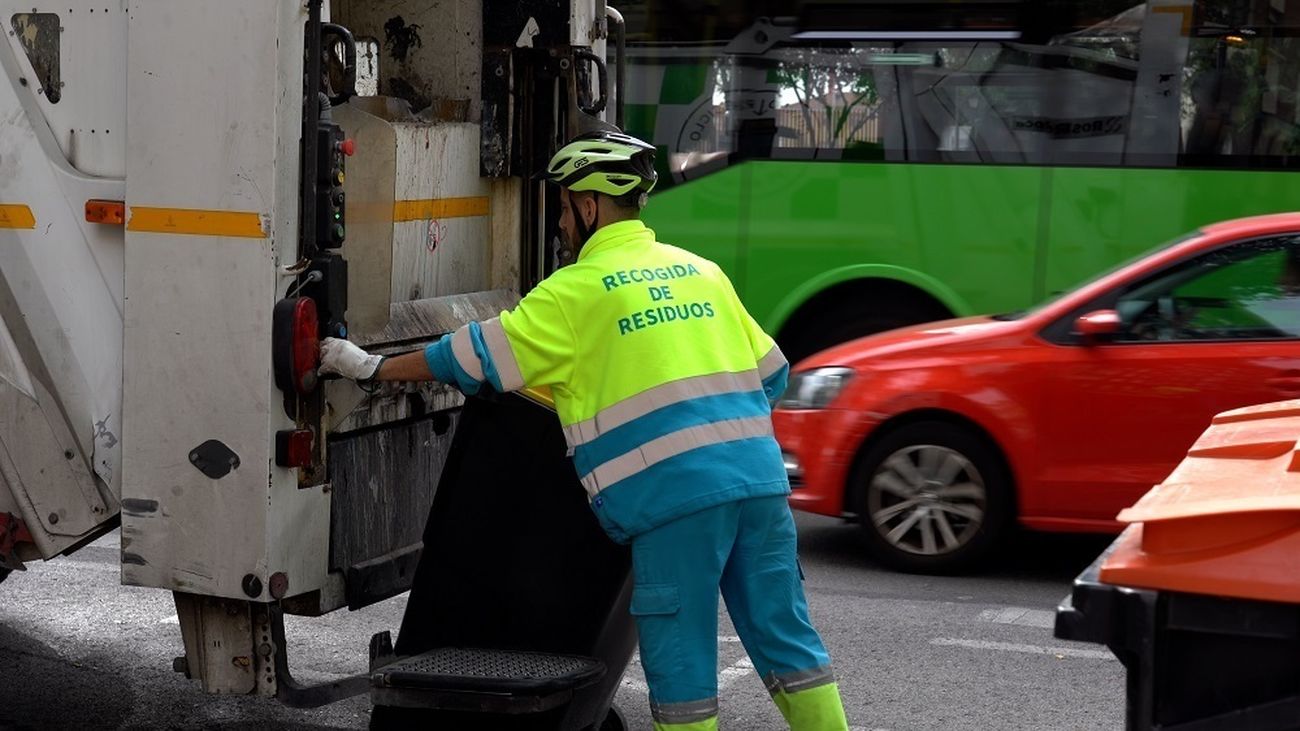 Un operario trabaja en la recogida de basura en Madrid