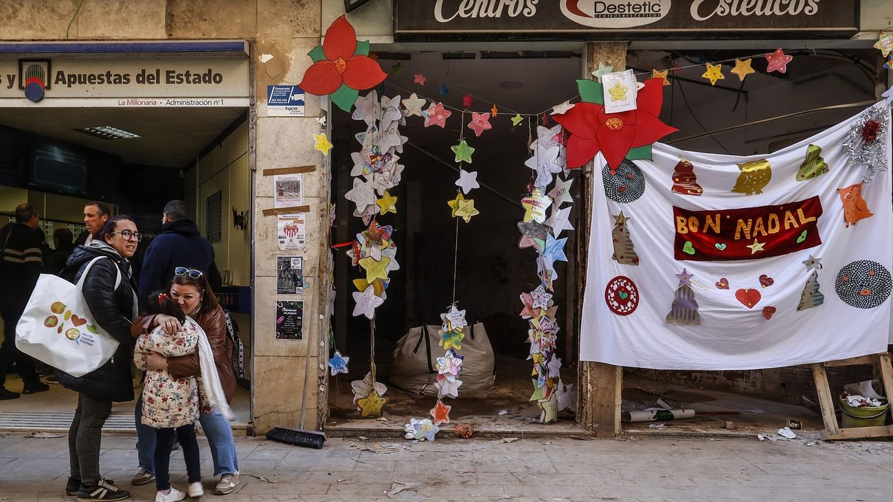 Un cartel desea una Feliz Navidad a los vecinos en Paiporta