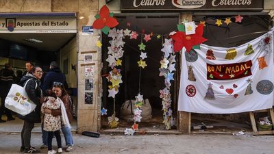 Voluntarios reparten en Paiporta regalos comprados en la zona cero de DANA o donados