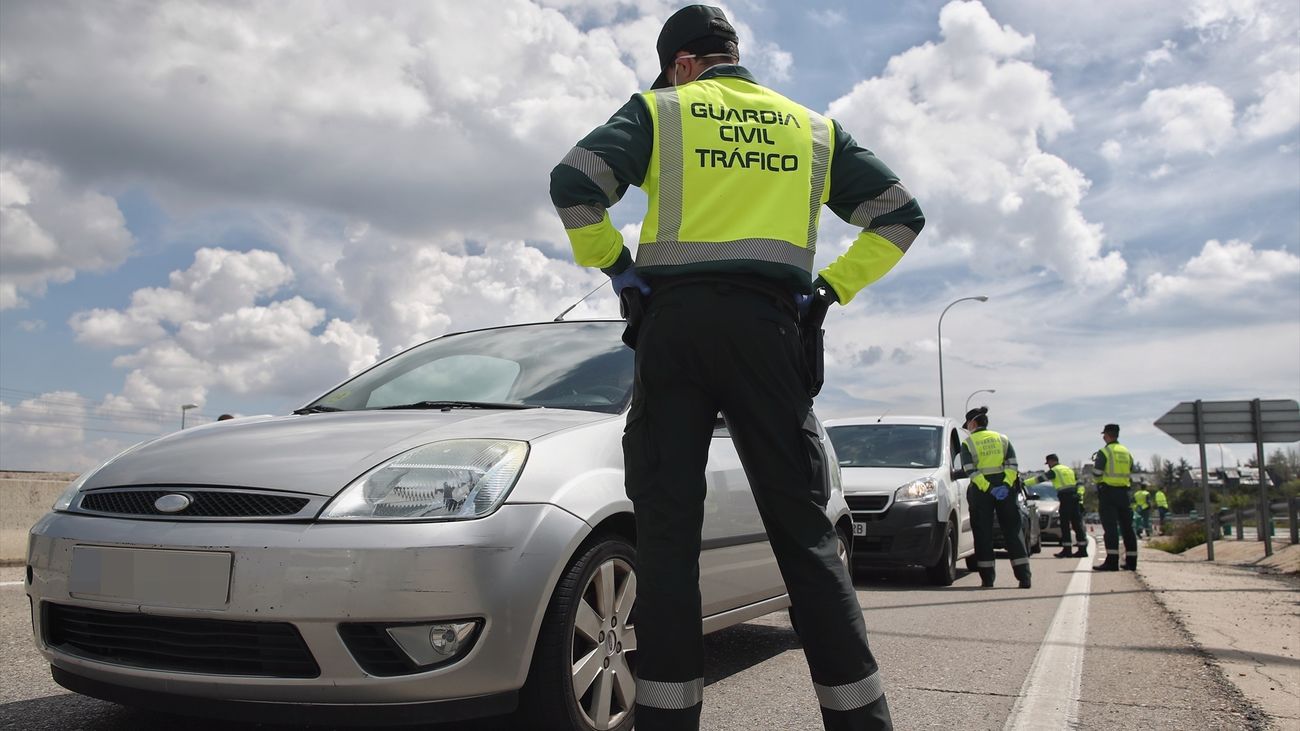 Un guardia civil da el alto a un vehículo