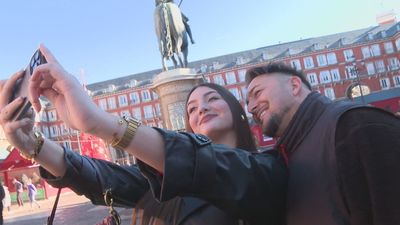 Madrileños y turistas se echan a la calle para disfrutar del día de Navidad