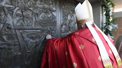 El Papa abre una Puerta Santa en una cárcel de Roma para "abrir los corazones a la esperanza"