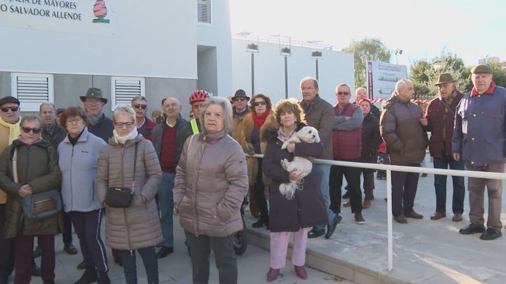 Vecinos de Alcorcón desafían al frío para pedir la reapertura de su centro de mayores