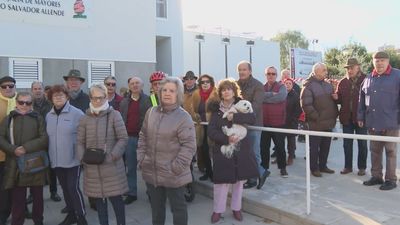 Vecinos de Alcorcón desafían al frío para pedir la reapertura de su centro de mayores