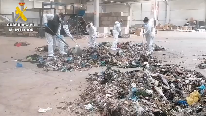 Búsqueda de un bebé en una planta de reciclaje en Loeches