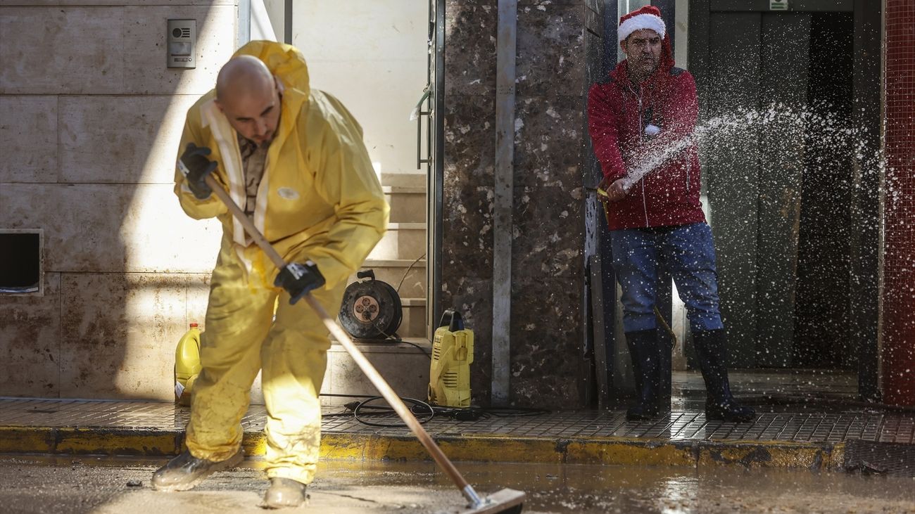 Labores de limpieza en Paiporta (Valencia) durante la Nochebuena de 2024