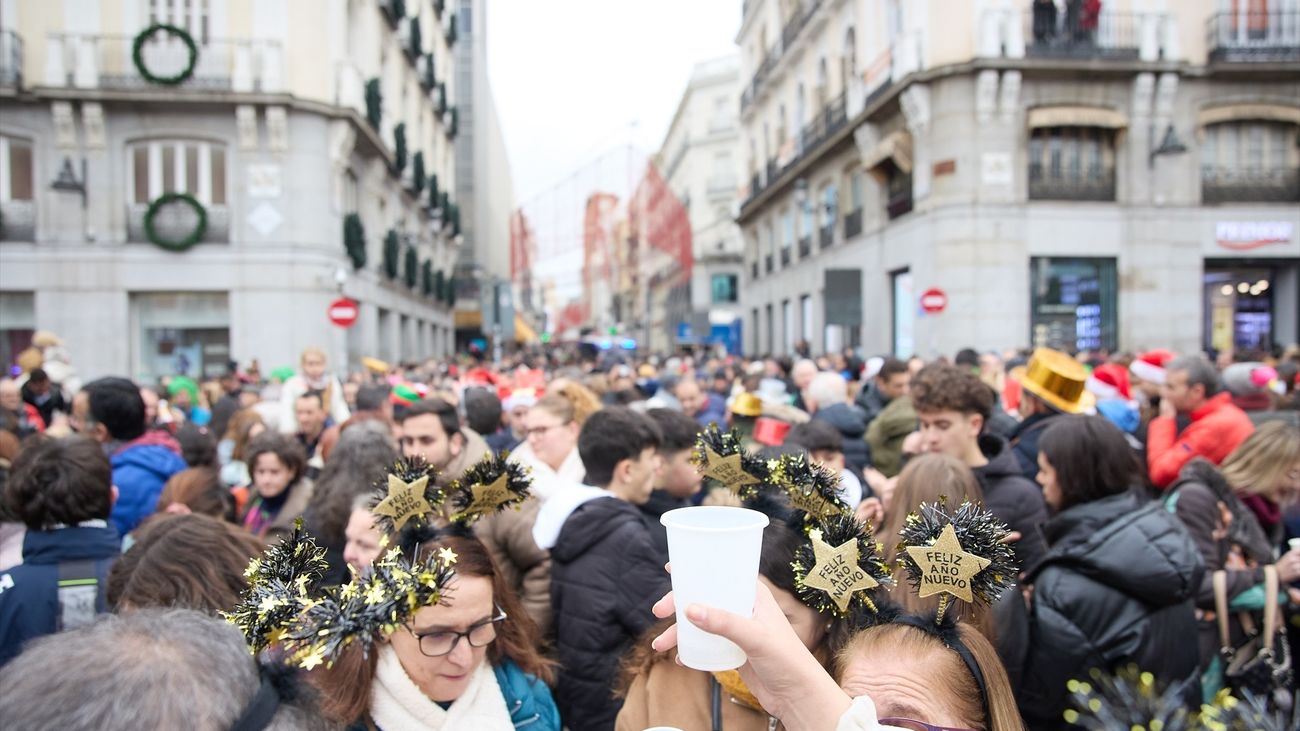 Varias personas celebran las Preúvas en la Puerta del So