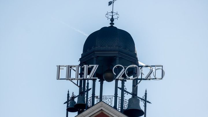 Rótulo luminoso en el reloj de la Puerta del Sol