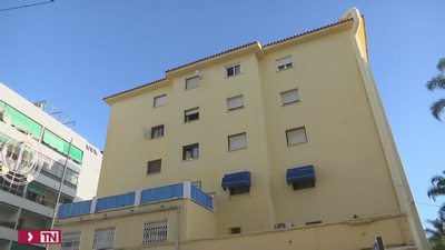 Una mujer herida tras ser lanzada por un hombre desde un cuarto piso en Marbella (Málaga)