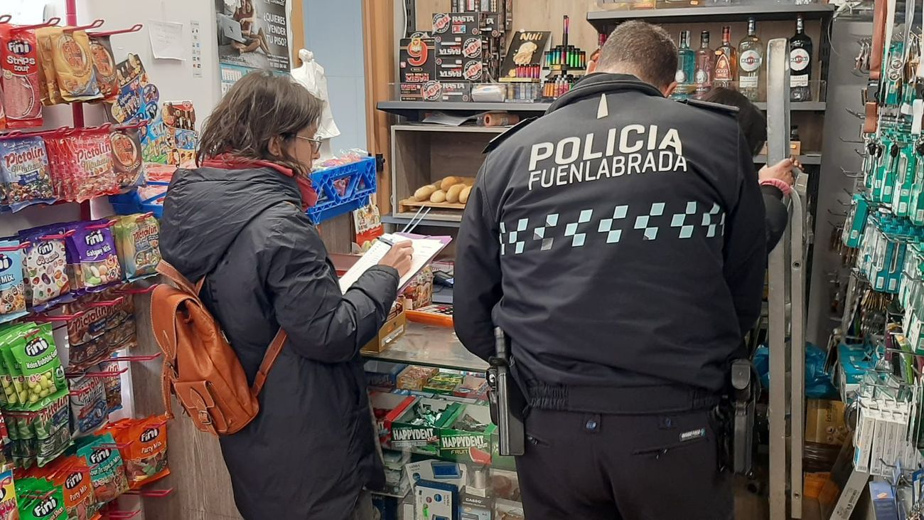 Policía de Fuenlabrada inspecciona una tienda