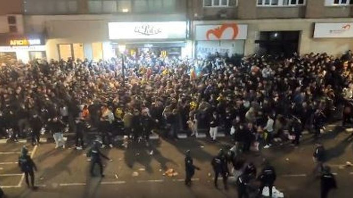 Cargas policiales en el acceso a Mestalla tras las protestas contra Peter Lim antes del Valencia-Real Madrid