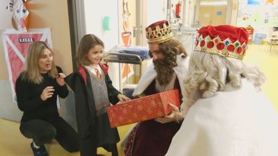 Los Reyes Magos llevan alegría y regalos a los niños del Hospital Ramón y Cajal