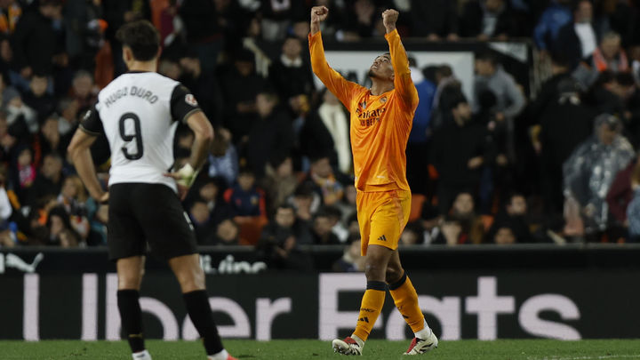 1-2. El Real Madrid se lleva los tres puntos de Mestalla y se pone líder de LaLiga