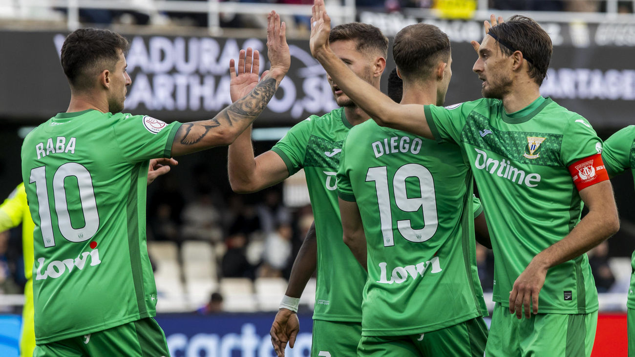 El jugador del C.D Leganés Dani Raba junto a Sergio Gonález , celebran el segundo gol ante el jugador F.C. Cartagena