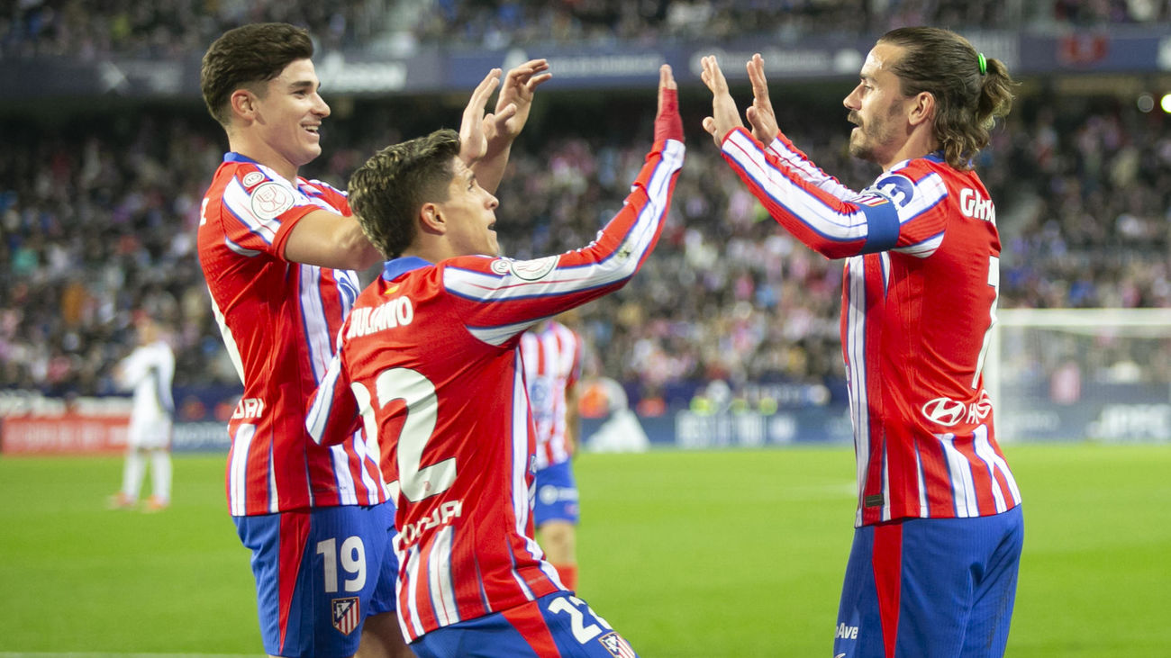 Los jugadores del Atlético de Madrid celebran el primer gol del equipo rojiblanco