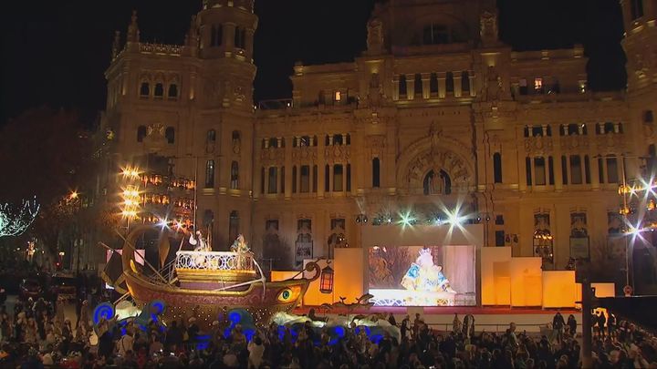 Más de 200.000 personas desafiaron la lluvia para disfrutar de la Cabalgata de Reyes 2025 en Madrid